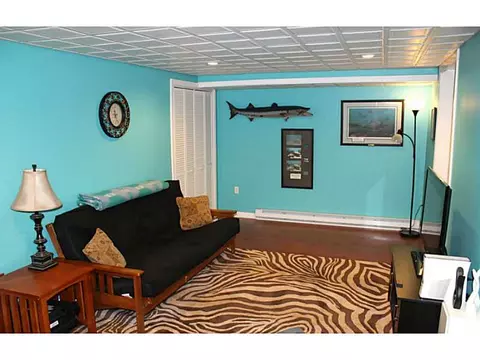 31 Edgewood Ave, Woonsocket, RI 02895 photo 10