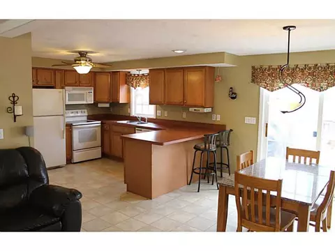 31 Edgewood Ave, Woonsocket, RI 02895 photo 7