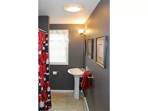 31 Edgewood Ave, Woonsocket, RI 02895 photo 17