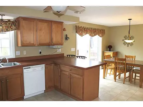 31 Edgewood Ave, Woonsocket, RI 02895 photo 6