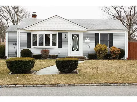 39 Fairfield Ct, Warwick, RI 02889 photo 1