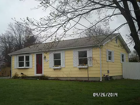 587 Grandview Ave, Woonsocket, RI 02895 photo 2