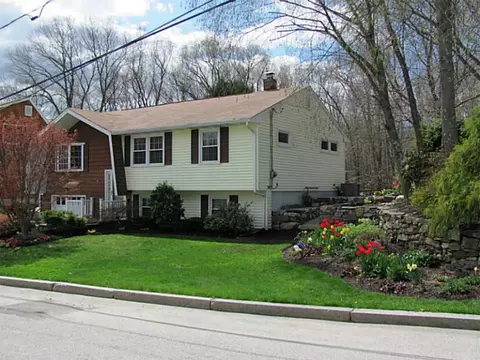 62 Marian Ln, Woonsocket, RI 02895 photo 2