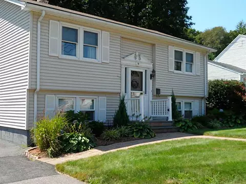 16 Marian Ln, Woonsocket, RI 02895 photo 2