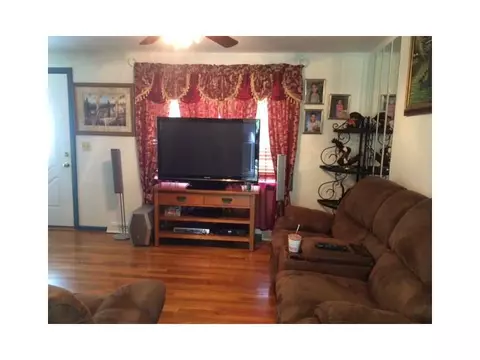584 Walnut Hill Rd, Woonsocket, RI 02895 photo 2
