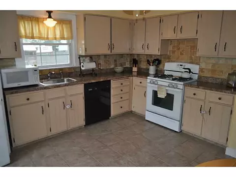 76 Cavalcade Blvd, Warwick, RI 02889 photo 5