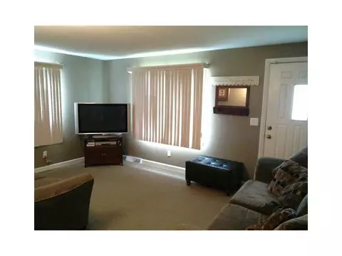 194 Walnut Hill Rd, Woonsocket, RI 02895 photo 5