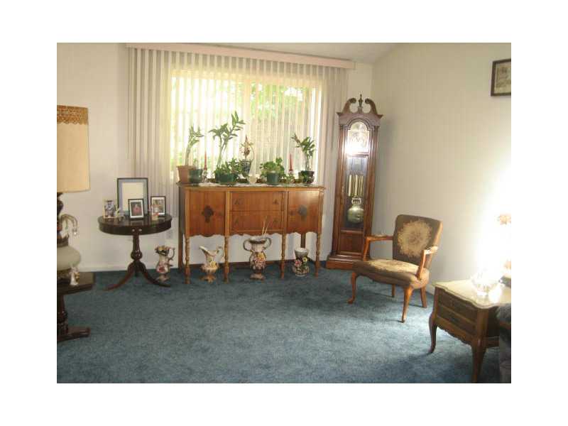 992 Williamsburg Cir, Warwick, RI 02886 photo 3