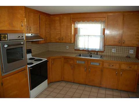 108 Angell St, Woonsocket, RI 02895 photo 3