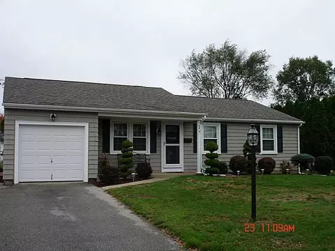 28 Surrey Ln, Woonsocket, RI 02895 photo 2