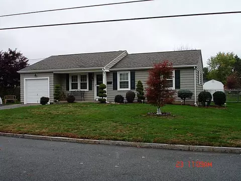 28 Surrey Ln, Woonsocket, RI 02895 photo 3