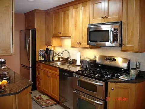28 Surrey Ln, Woonsocket, RI 02895 photo 4