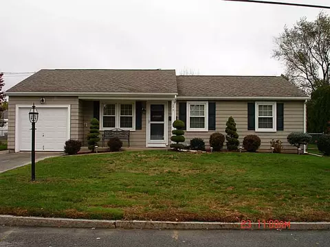 28 Surrey Ln, Woonsocket, RI 02895 photo 1