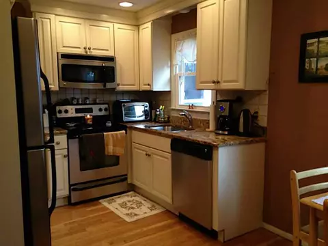 4 Brewster Dr, Warwick, RI 02889 photo 3