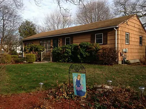4 Brewster Dr, Warwick, RI 02889 photo 2