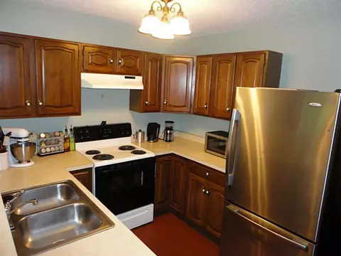 145 Hawthorn Cir, Woonsocket, RI 02895 photo 3