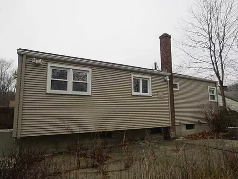84 Aurora Dr, Warwick, RI 02889 photo 2