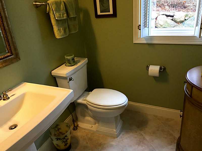 24 Crestview Dr, Westerly, RI 02891 photo 9
