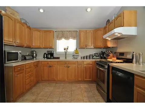 132 Holmes Rd, Warwick, RI 02888 photo 2