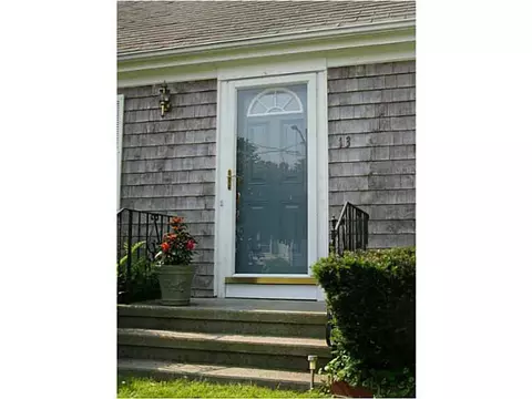 13 Gladding St, Bristol, RI 02809 photo 2