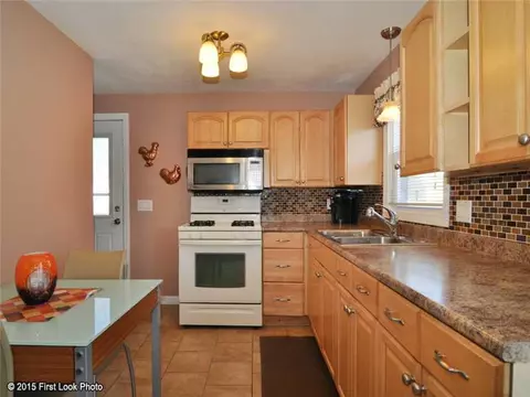 84 Lloyd Ave, Warwick, RI 02889 photo 9