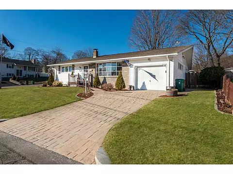 10 Wayne Rd, Woonsocket, RI 02895 photo 1