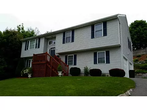 40 Arland Ct, Woonsocket, RI 02895 photo 2