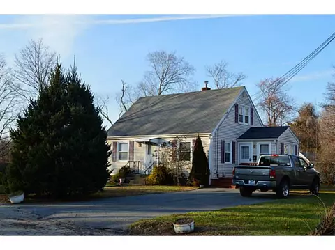 14 Gladding St, Bristol, RI 02809 photo 3