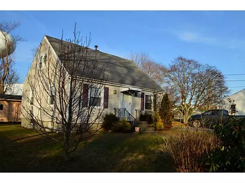 14 Gladding St, Bristol, RI 02809 photo 2