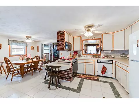 211 Getchell Ave, Woonsocket, RI 02895 photo 4