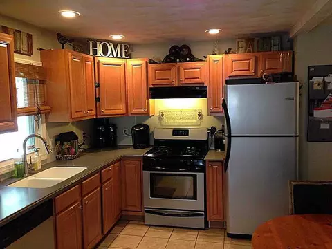 85 Logan St, Warwick, RI 02889 photo 3