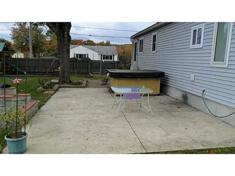 82 Lilac Ave, Woonsocket, RI 02895 photo 4