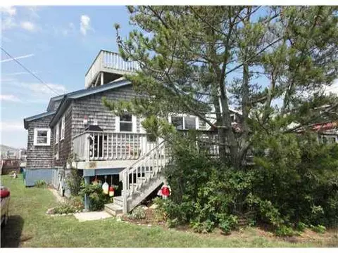 30 Champlin Ave, Narragansett, RI 02882 photo 2