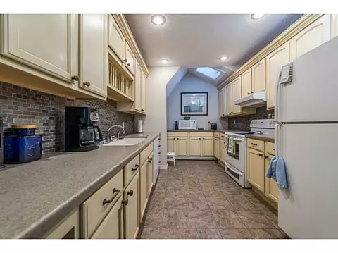 916 Logee St, Woonsocket, RI 02895 photo 4