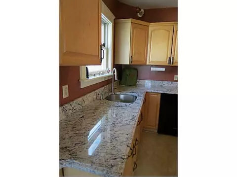 34 Collins St, Woonsocket, RI 02895 photo 4