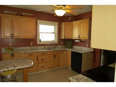 34 Collins St, Woonsocket, RI 02895 photo 3