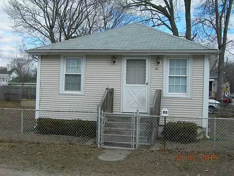 95 Mohawk Ave, Warwick, RI 02889 photo 1