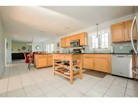 190 Compton View Dr, Middletown, RI 02842 photo 2