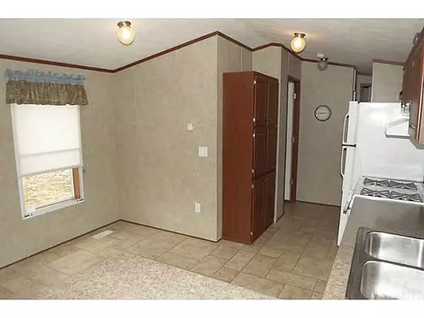 5 Maplewood Dr, Mapleville, RI 02839 photo 4