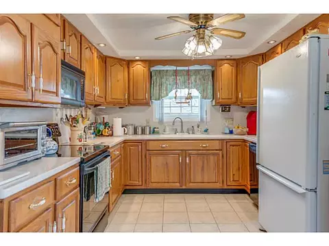216 Burrington St, Woonsocket, RI 02895 photo 4