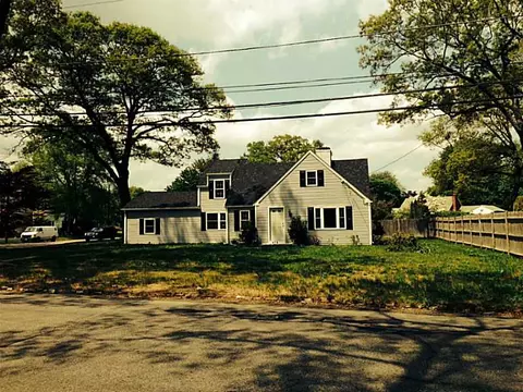 475 Squantum Dr, Warwick, RI 02888 photo 1