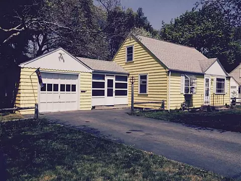 104 Long View Dr, Warwick, RI 02886 photo 2