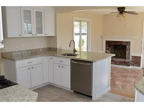 62 Barber Ave, Warwick, RI 02886 photo 2