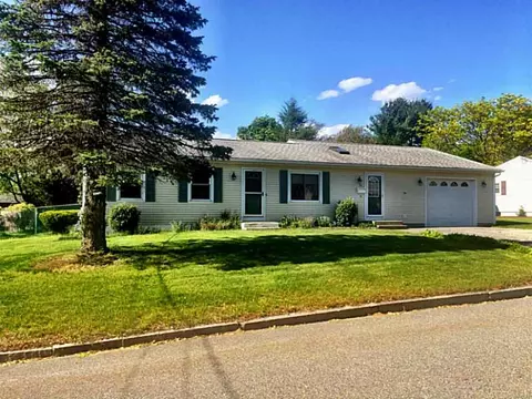 80 Woodhaven Rd, Woonsocket, RI 02895 photo 3