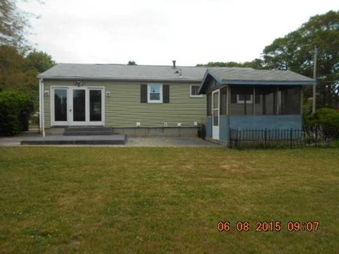 101 Surrey Ln, Woonsocket, RI 02895 photo 2