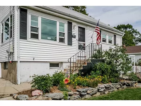 345 Capron Farm Dr, Warwick, RI 02886 photo 2