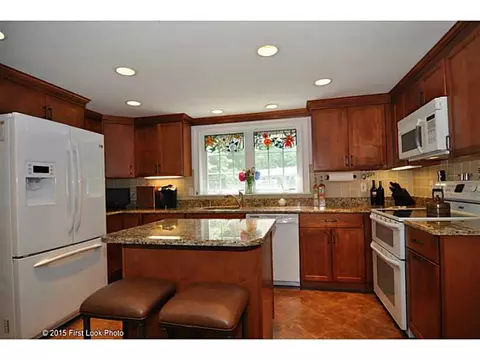 2 Brier Ct, Warwick, RI 02886 photo 12