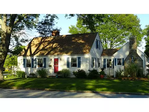 54 Trinity St, Warwick, RI 02886 photo 2