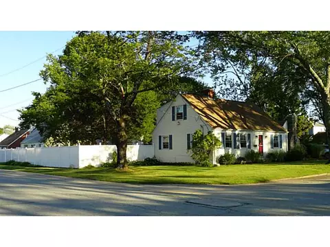 54 Trinity St, Warwick, RI 02886 photo 4