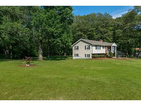 4 Westgate Rd, Cumberland, RI 02864 photo 2